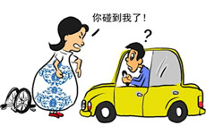 出租车掉头被女子上前讨赔